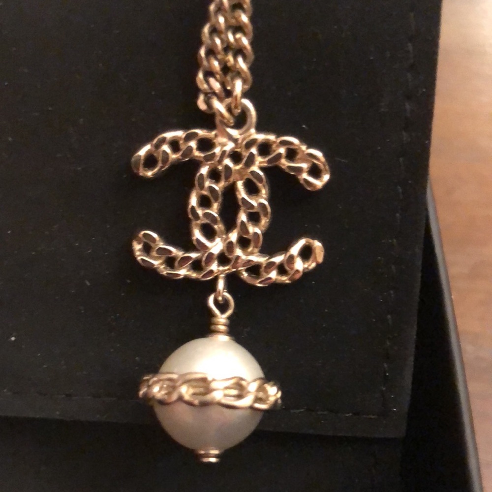 Chanel necklace with pearl.